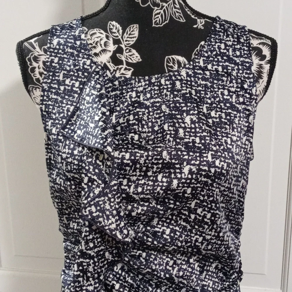 🖤Ann Taylor🖤 - Black/White Abstract Print Ruffle Front Sleeveless Top